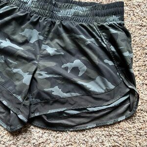Athleta Mesh Racer Run 4in shorts